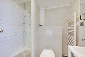 Shower, hair dryer, towels