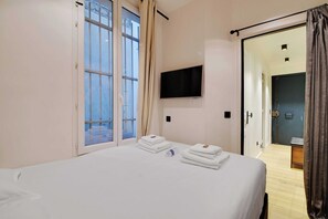 1 camera, una scrivania, ferro/asse da stiro, culla da viaggio