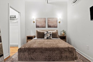 1 bedroom, desk, iron/ironing board, free WiFi - Oak St. Loft #2 - Walk to T-Mobile, P&L, Streetcar (Kansas City)