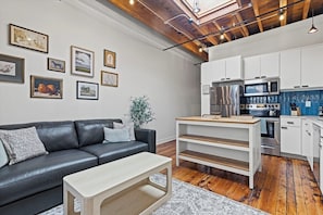 Smart TV, offices - Oak St. Loft #2 - Walk to T-Mobile, P&L, Streetcar (Kansas City)