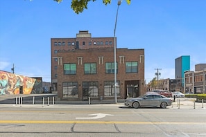 Exterior - Oak St. Loft #2 - Walk to T-Mobile, P&L, Streetcar (Kansas City)