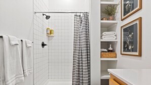 Bathroom - Oak St. Loft #2 - Walk to T-Mobile, P&L, Streetcar (Kansas City)