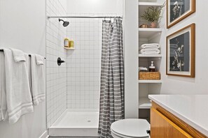 Hair dryer, towels, shampoo, toilet paper - Oak St. Loft #2 - Walk to T-Mobile, P&L, Streetcar (Kansas City)