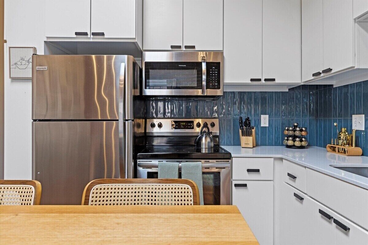 Coffee/tea maker, fridge, microwave, oven