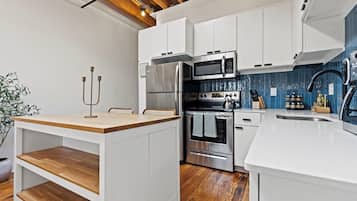 Køleskab, mikrobølgeovn, ovn, kogeplade