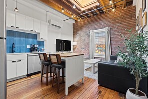Interior - Oak St. Loft #2 - 1 Bedroom Walkable to T-Mobile, P&L, Streetcar + Pkg (Kansas City)