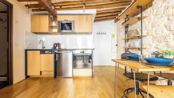 Kylskåp, mikrovågsugn, spishäll och kaffe- och tebryggare