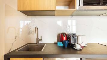 Kylskåp, mikrovågsugn, spishäll och kaffe- och tebryggare