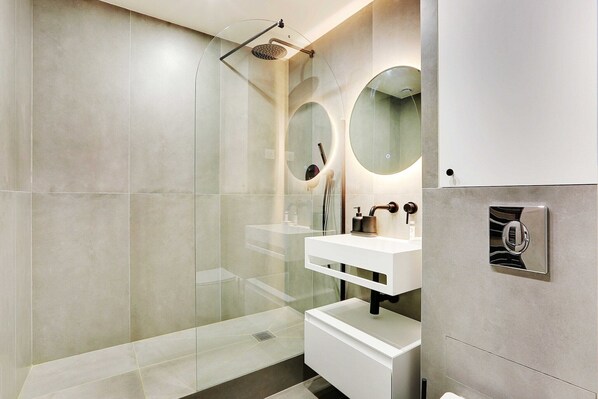 Shower, hair dryer, towels, shampoo