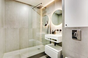 淋浴设施、吹风机、毛巾、洗发水