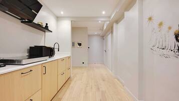 Réfrigérateur, micro-ondes, plaque de cuisson, lave-vaisselle