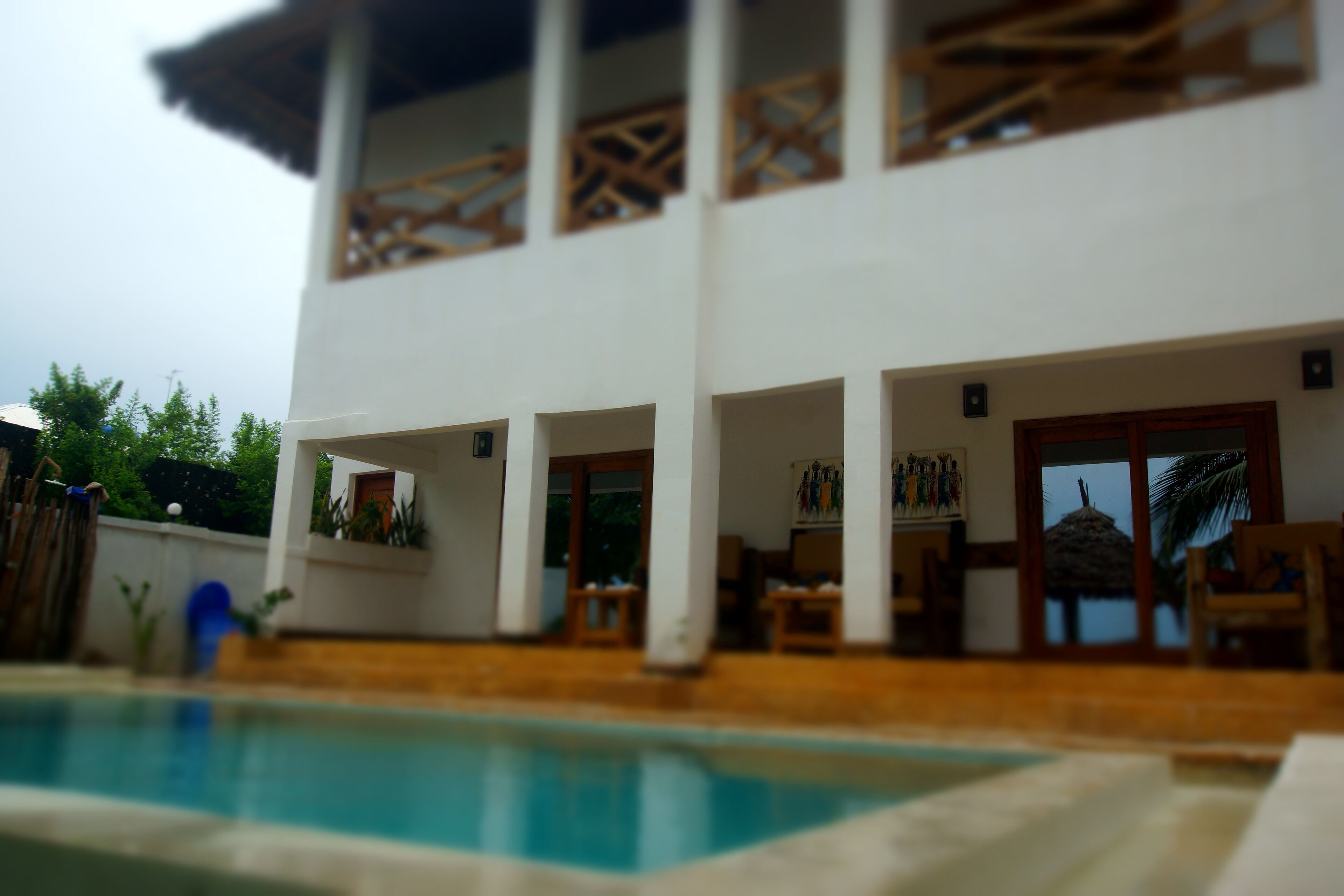 Una piscina al aire libre, sombrillas, sillones reclinables de piscina