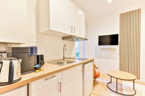 Fridge, microwave, stovetop, coffee/tea maker