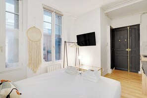Una scrivania, ferro/asse da stiro, Wi-Fi gratuito, lenzuola