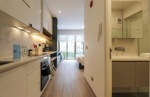 Jääkaappi, mikroaaltouuni, uuni, liesi