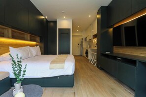 1 slaapkamer, een bureau, een strijkplank/strijkijzer, wifi