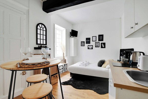 Interior - Cozy studio -2P- Sorbonne Institute/ Latin quarter (Paris)