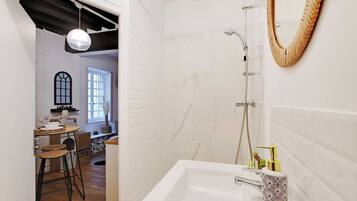Shower, hair dryer, towels