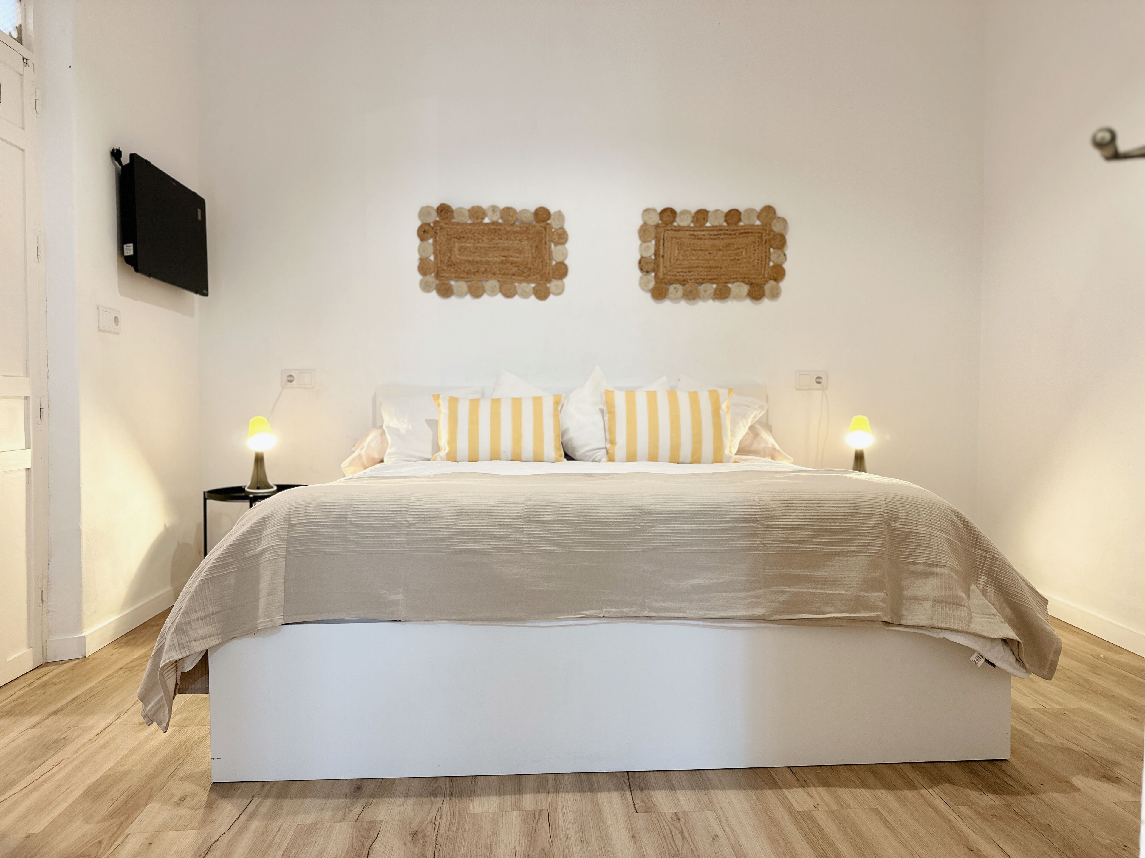 3 chambres, fer et planche à repasser, Wi-Fi, draps fournis