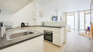 Una cucina moderna con forno integrato, macchina del caffè e una grande finestra.