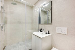 Shower, hair dryer, towels, shampoo