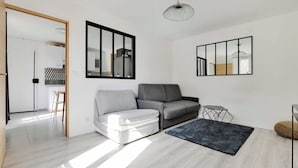 Uma sala de estar moderna com um sofá, uma mesa de centro e um tapete.