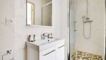 Shower, hair dryer, towels