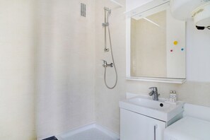 Dusj, hårføner og håndklær