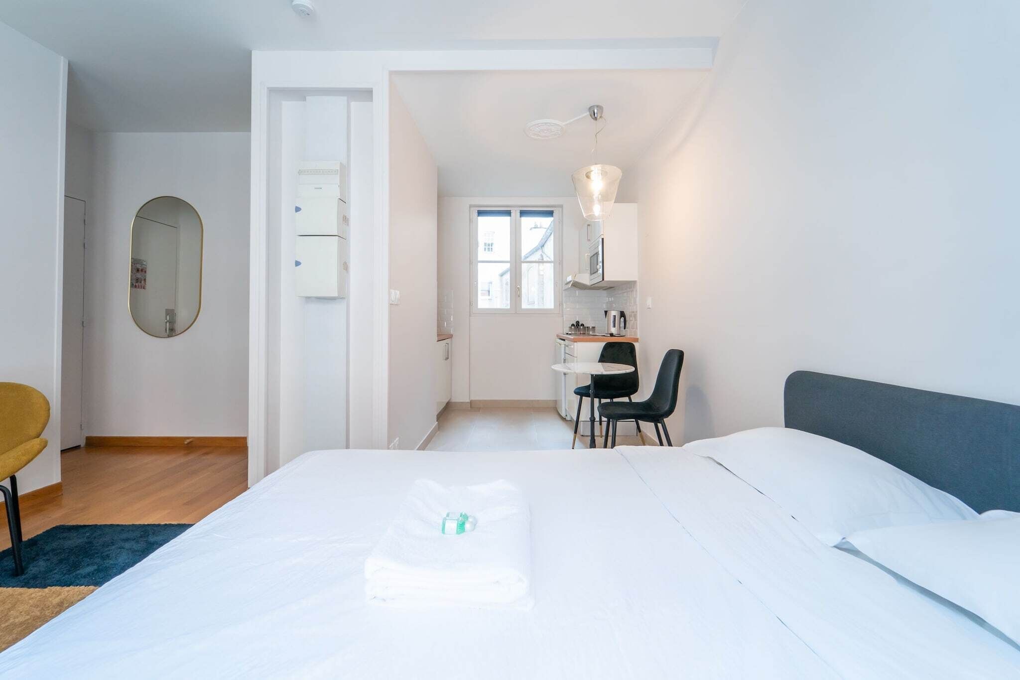 Bureau, fer et planche à repasser, Wi-Fi gratuit, draps fournis