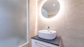 Hiustenkuivaaja, pyyhkeet, sampoo