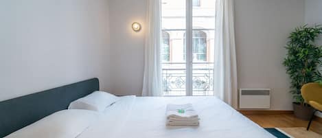 Tabla de planchar con plancha, wifi, ropa de cama