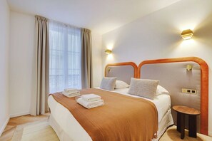 3 bedrooms, desk, iron/ironing board, travel crib