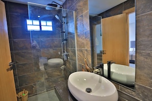 Shower, hair dryer, towels, soap - Romantic villa with pool, 2 minutes from the forest! (Fès)