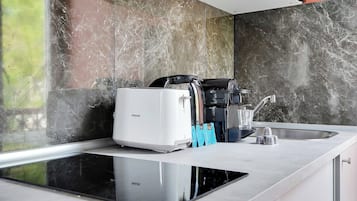 Réfrigérateur, micro-ondes, plaque de cuisson, cafetière/bouilloire