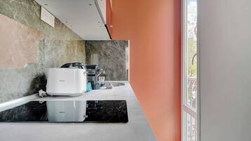 Réfrigérateur, micro-ondes, plaque de cuisson, cafetière/bouilloire