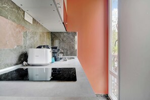 Kjøleskap, mikrobølgeovn, kokeplater og kaffetrakter/tekoker