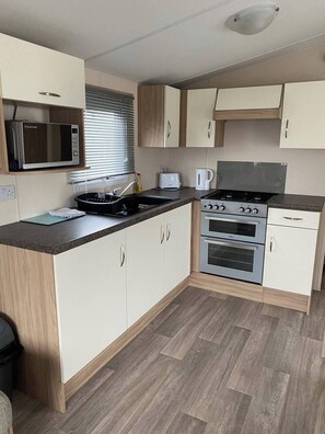 Cabin | Private kitchen | Fridge, microwave, oven, stovetop - 2 bed Caravan in Rhyl , dog Friendly, With Wifi (Rhyl)