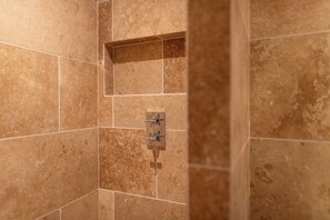 Ducha, secador de pelo, toallas y champú
