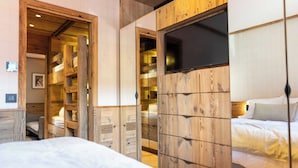 Ein Schlafzimmer mit einem Holfisch, einem Bett und einem an der Wand befestigten Fernseher.