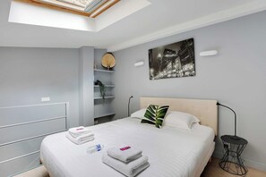 2 habitaciones, escritorio y tabla de planchar con plancha 