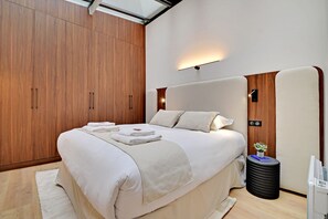 3 bedrooms, free WiFi, bed sheets - Chic and Spacious Apartment in the Heart of Paris (Paris)