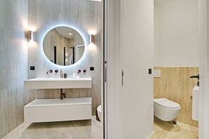 Dusche, Haartrockner, Handtücher