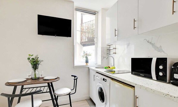 Fridge, microwave, stovetop, coffee/tea maker