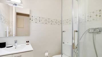 Shower, hair dryer, towels, shampoo