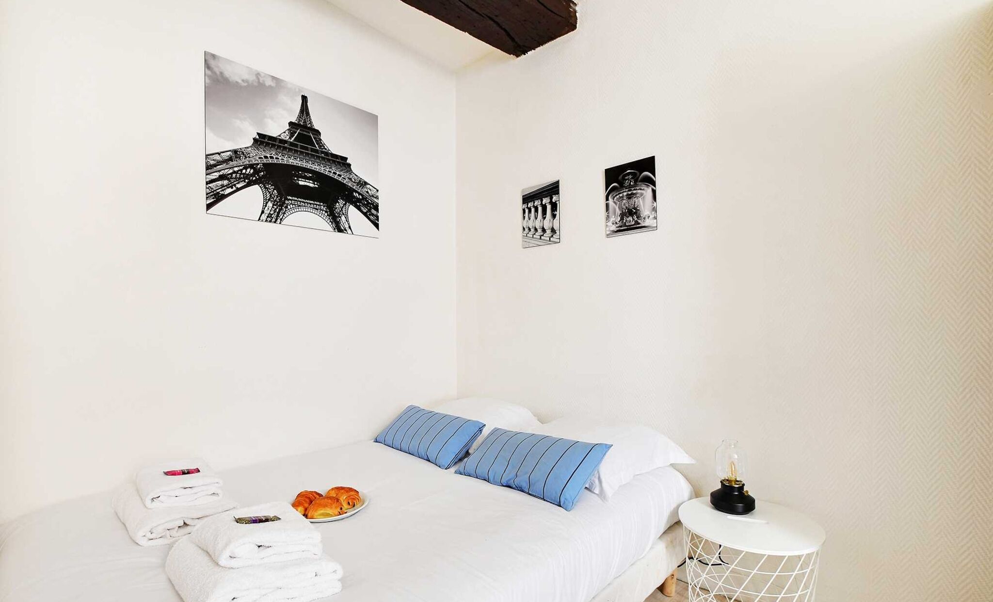 Een bureau, een strijkplank/strijkijzer, reisbedje, gratis wifi