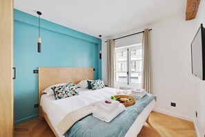 1 Schlafzimmer, Schreibtisch, Bügeleisen/Bügelbrett, Reisekinderbett