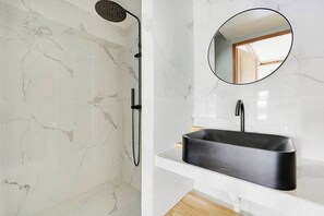 Dusche, Haartrockner, Handtücher