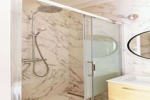 Shower, hair dryer, towels