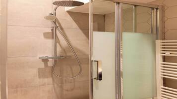 Shower, hair dryer, towels