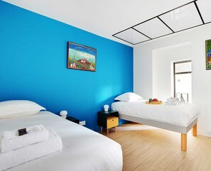 3 habitaciones, tabla de planchar con plancha y acceso a internet